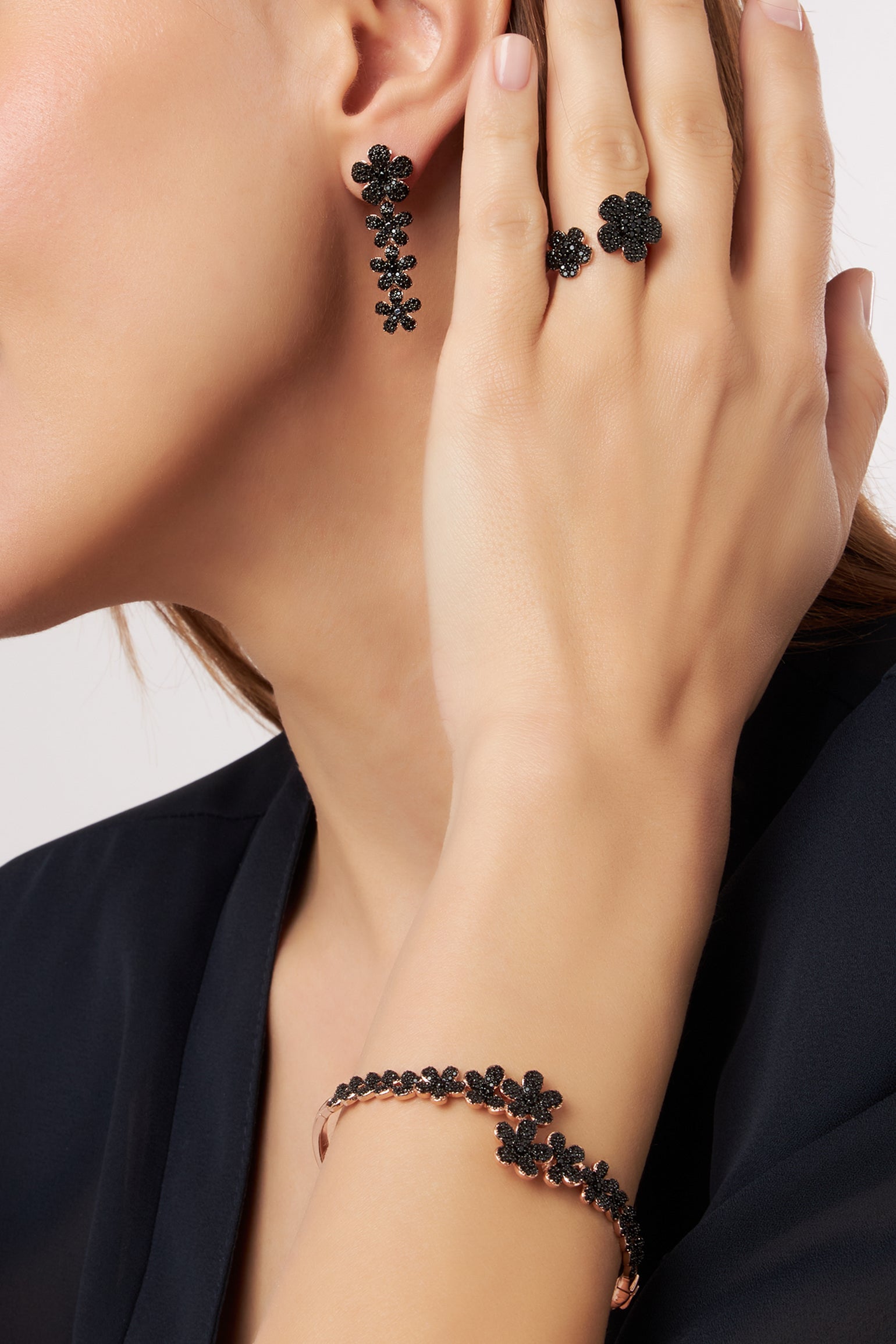 MELUSINA BIJOUX Orecchini Pendenti con Fiori Neri