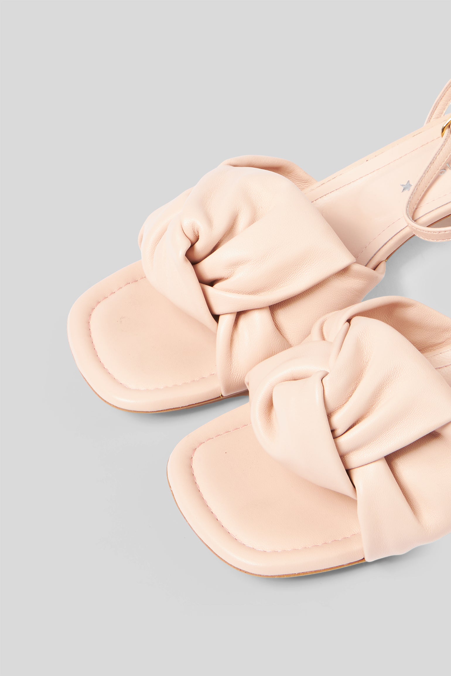 Sandal with Low Heel and Poppy Knot Marck Ellis