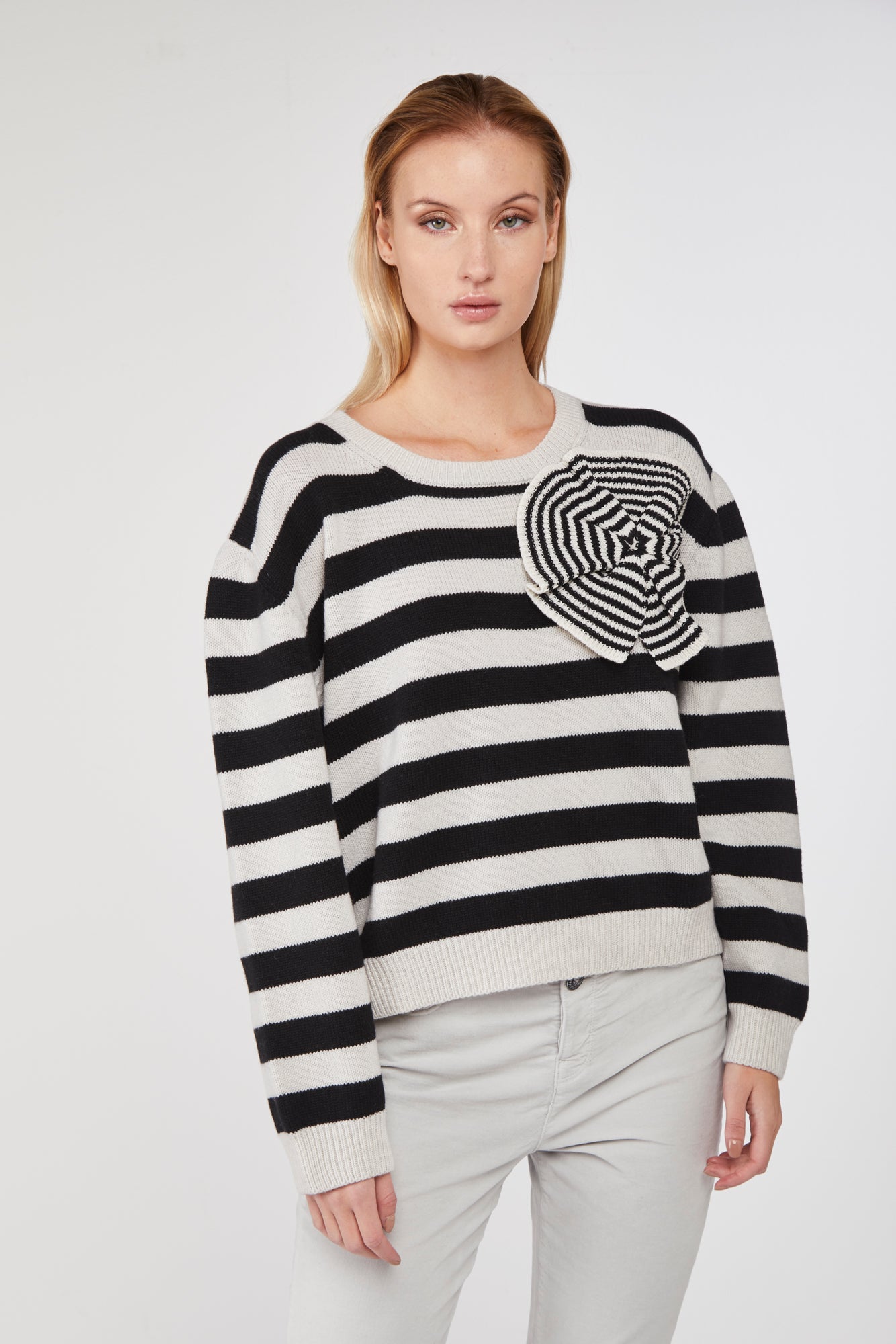 STELLA JEAN Maglione a Righe Bianche e Nere con Dettaglio