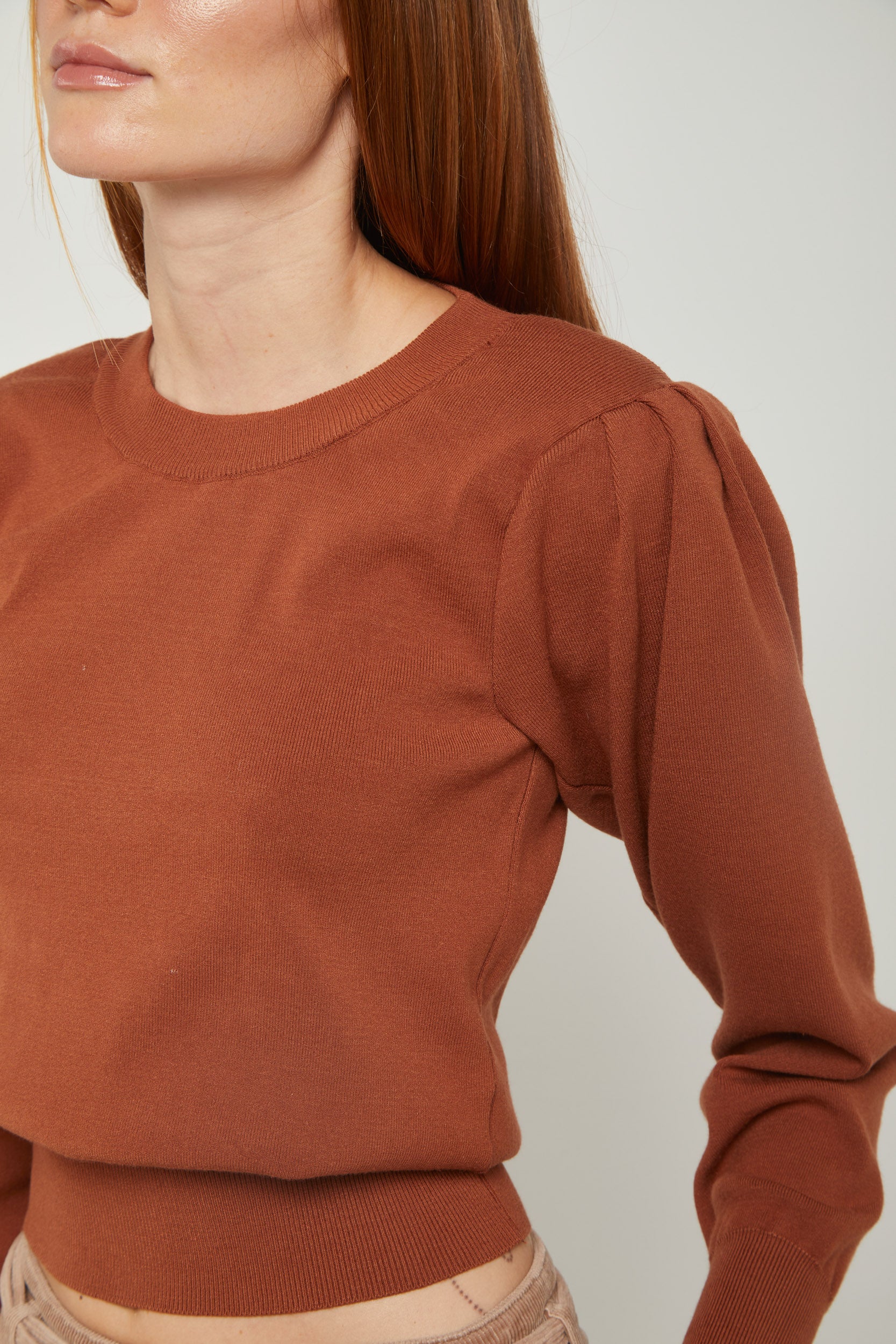 VICOLO Maglione Marrone con Spalle a Sbuffo