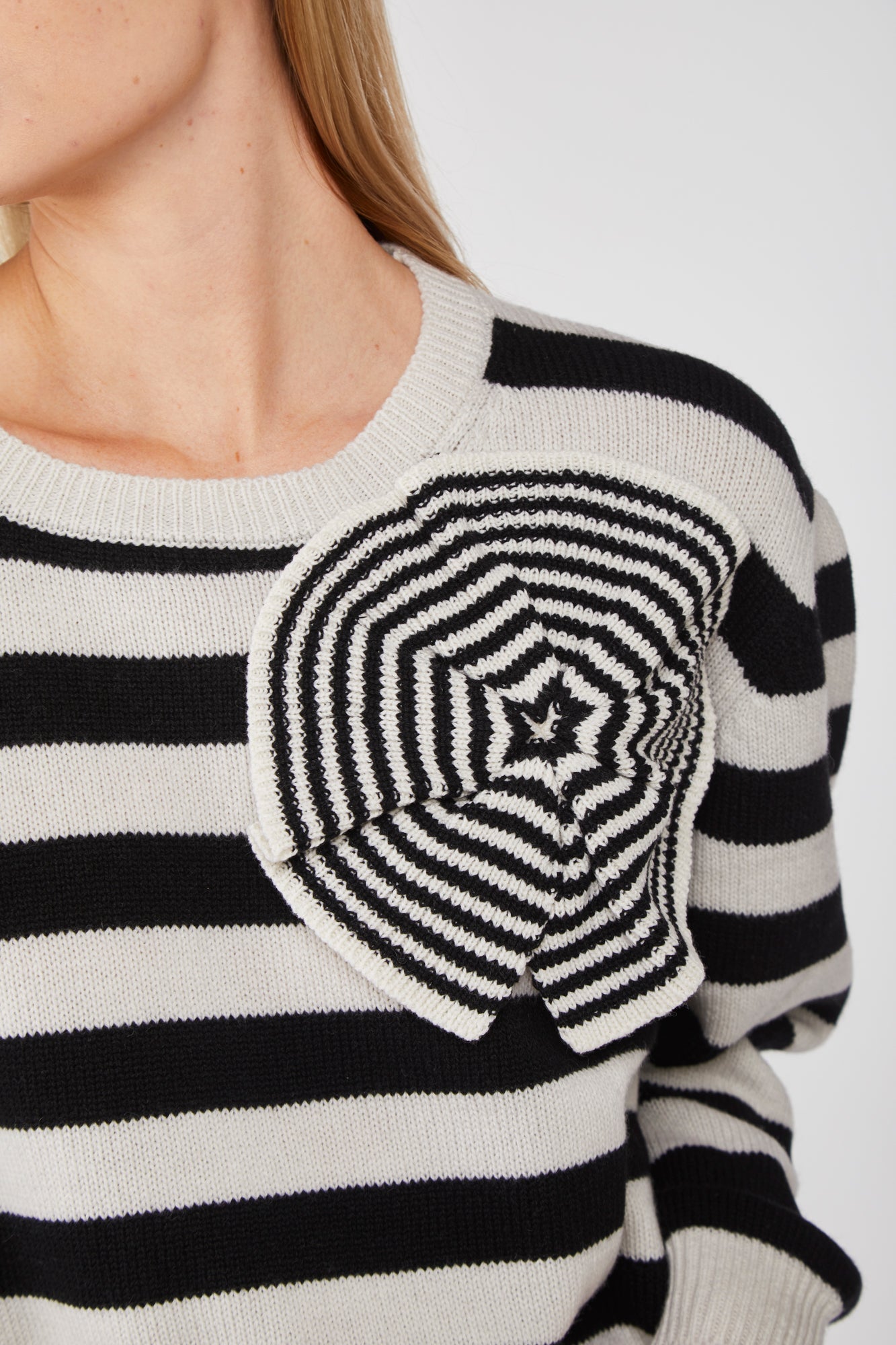 STELLA JEAN Maglione a Righe Bianche e Nere con Dettaglio