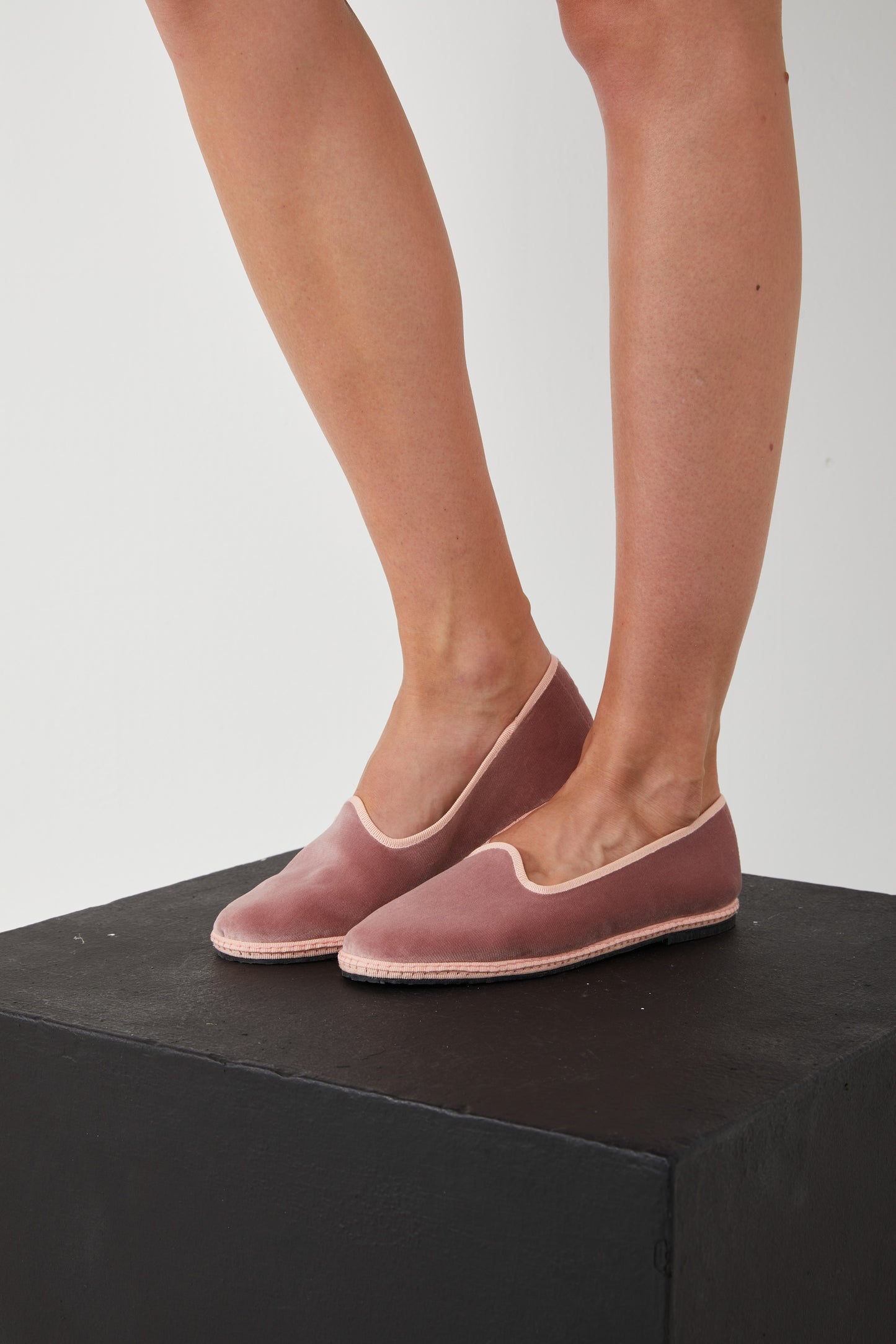 THE ARTISANAL CLUB Friulane Federica in Velluto Mauve e Cipria