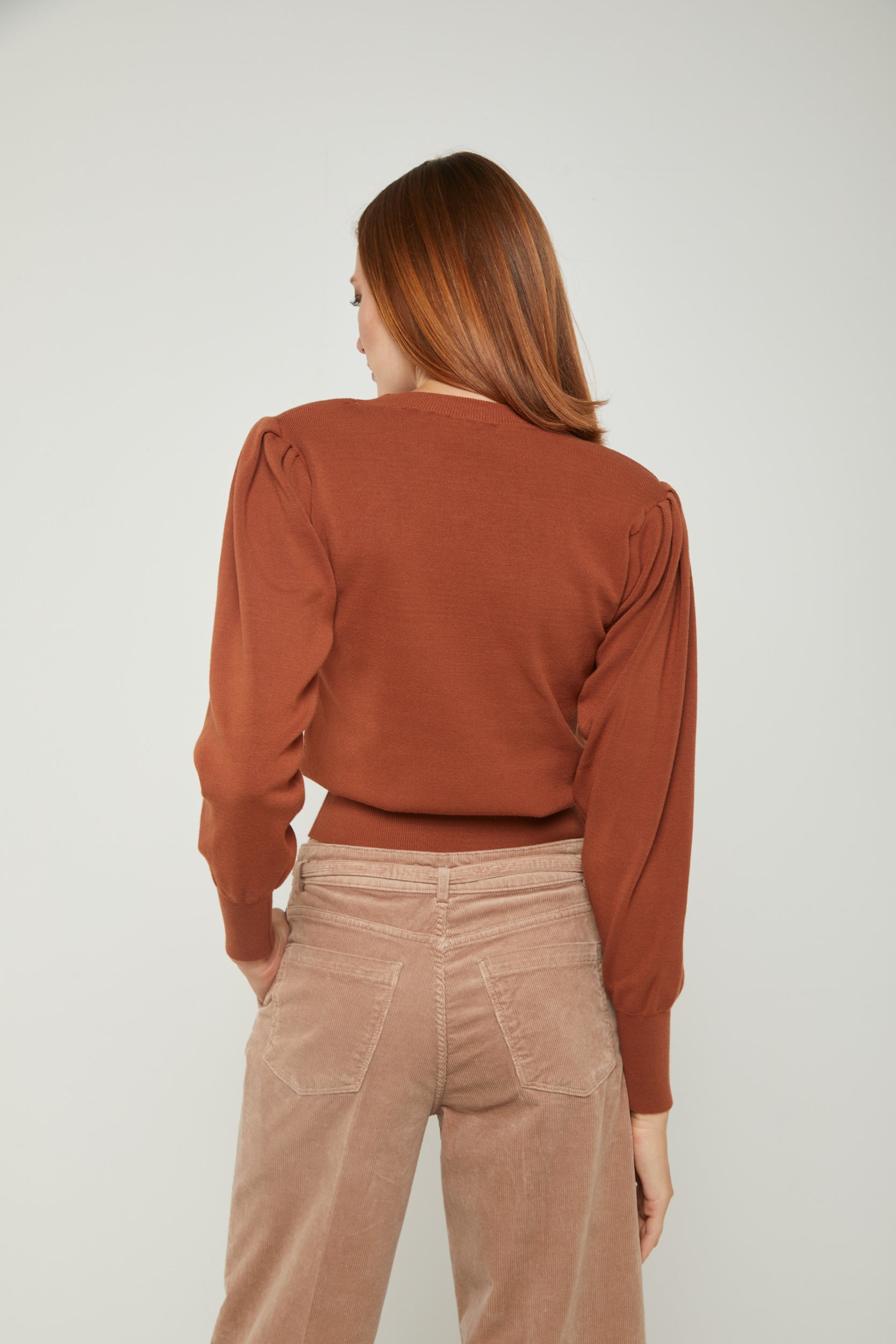 VICOLO Maglione Marrone con Spalle a Sbuffo