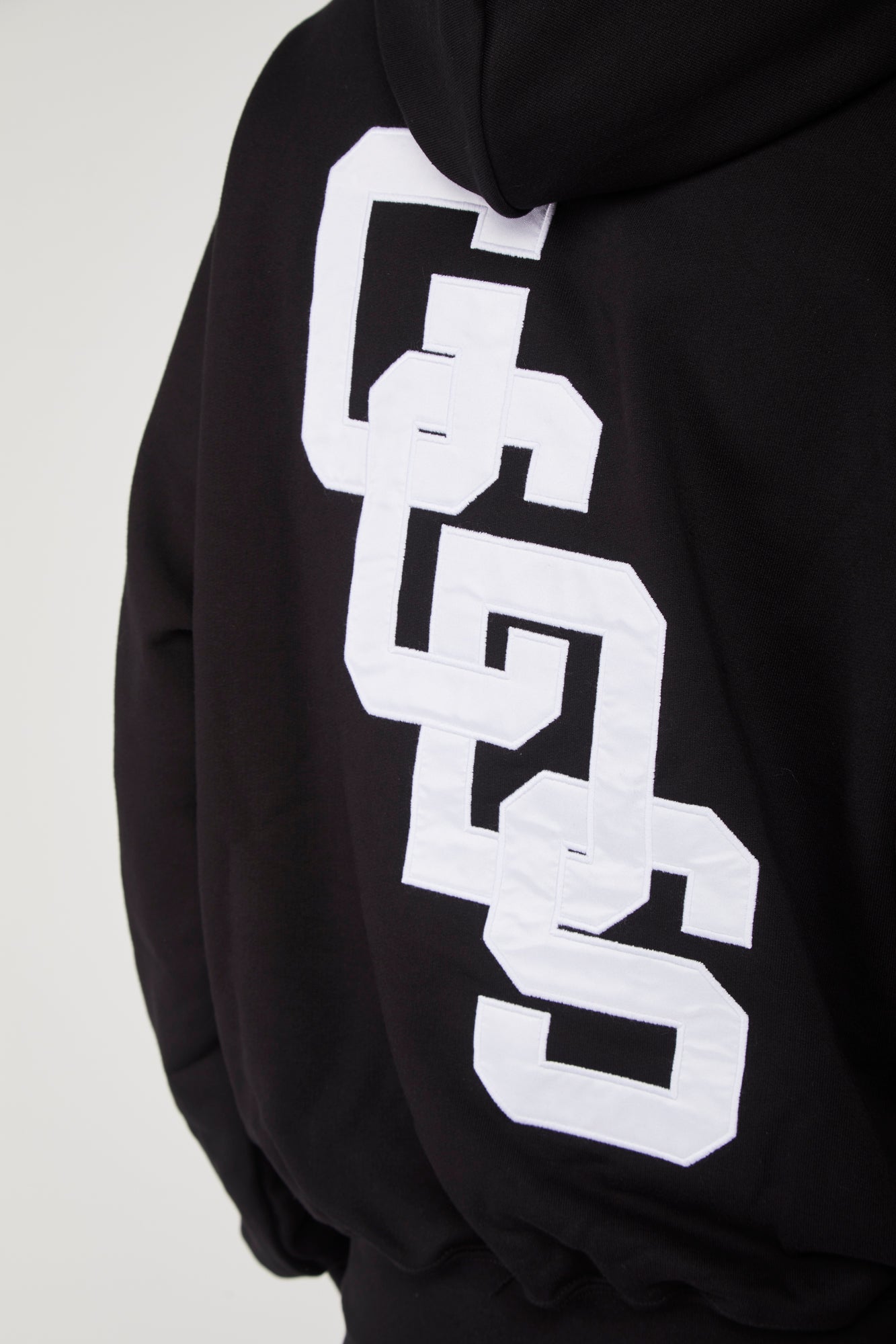 GCDS Felpa Nera con Cappuccio con Logo a Catena