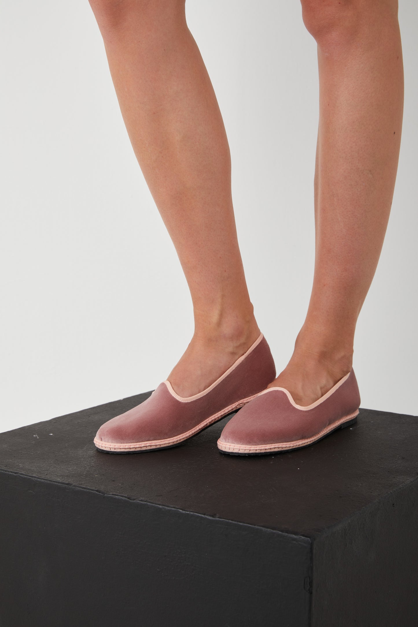 THE ARTISANAL CLUB Friulane Federica in Velluto Mauve e Cipria