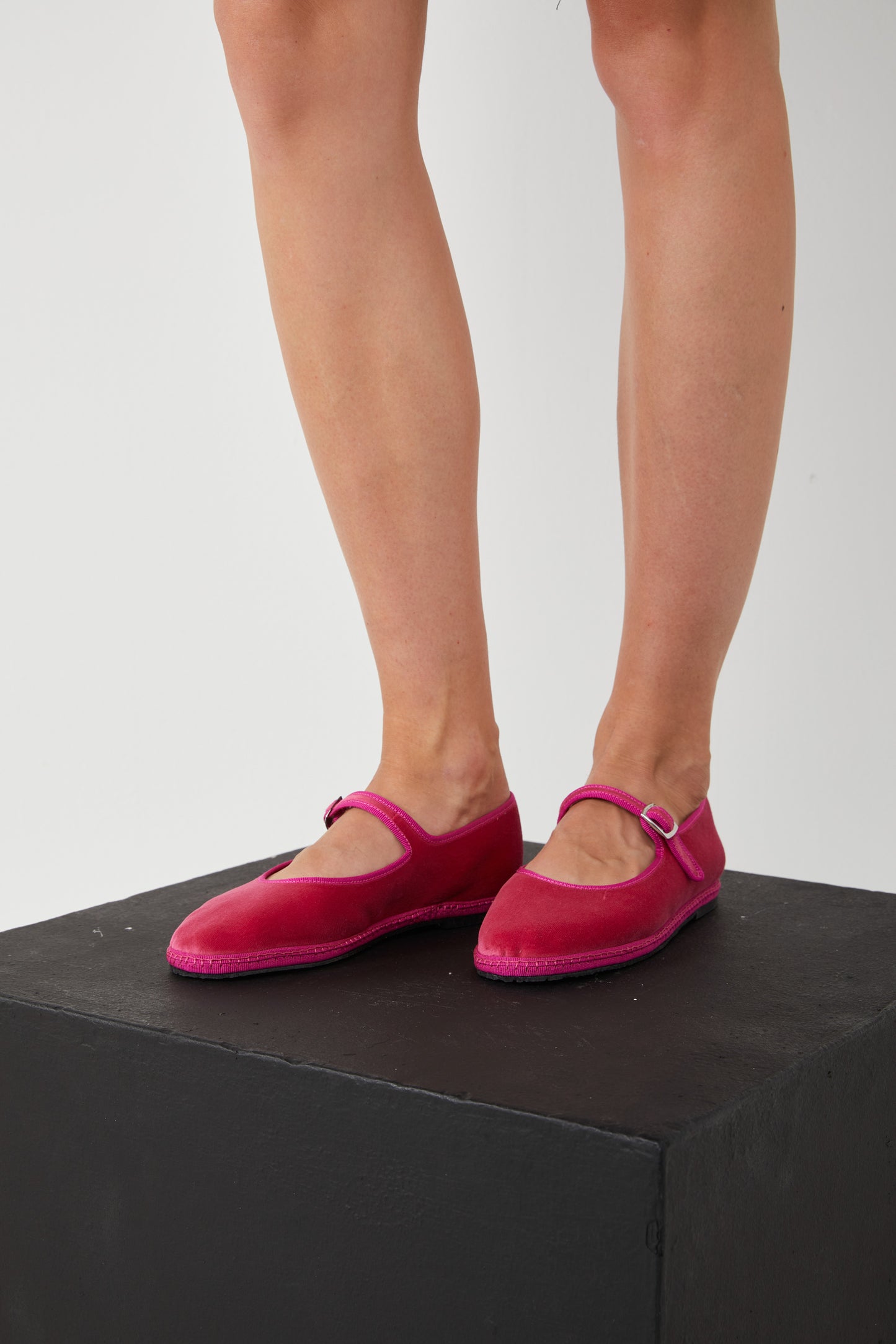 THE ARTISANAL CLUB Friulane Regina in Velluto Magenta