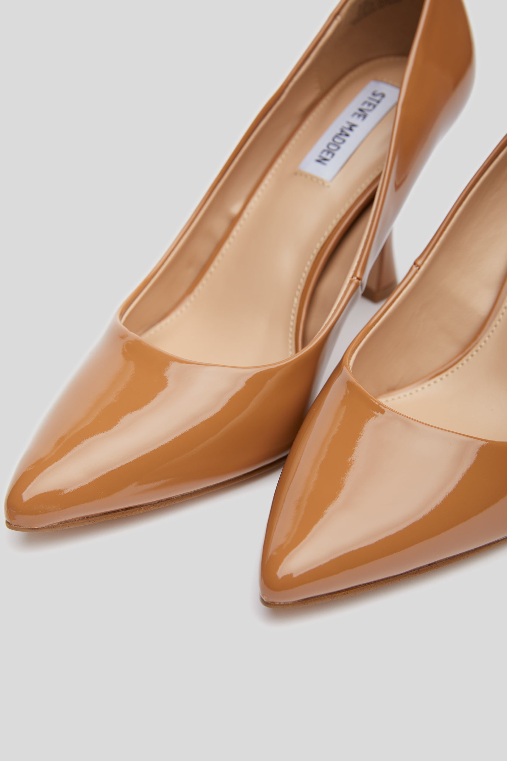 STEVE MADDEN "Notary" Décolleté in Camel Patent