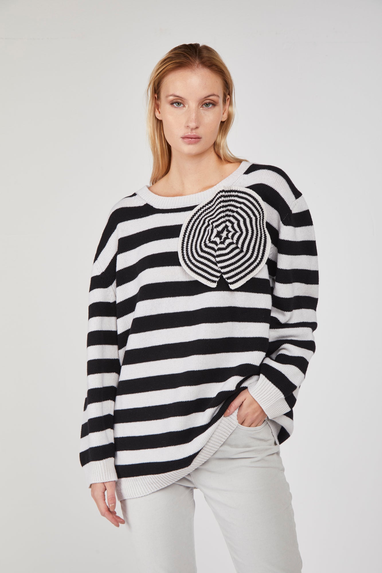 STELLA JEAN Maglione Oversize a Righe Bianche e Nere con Dettaglio