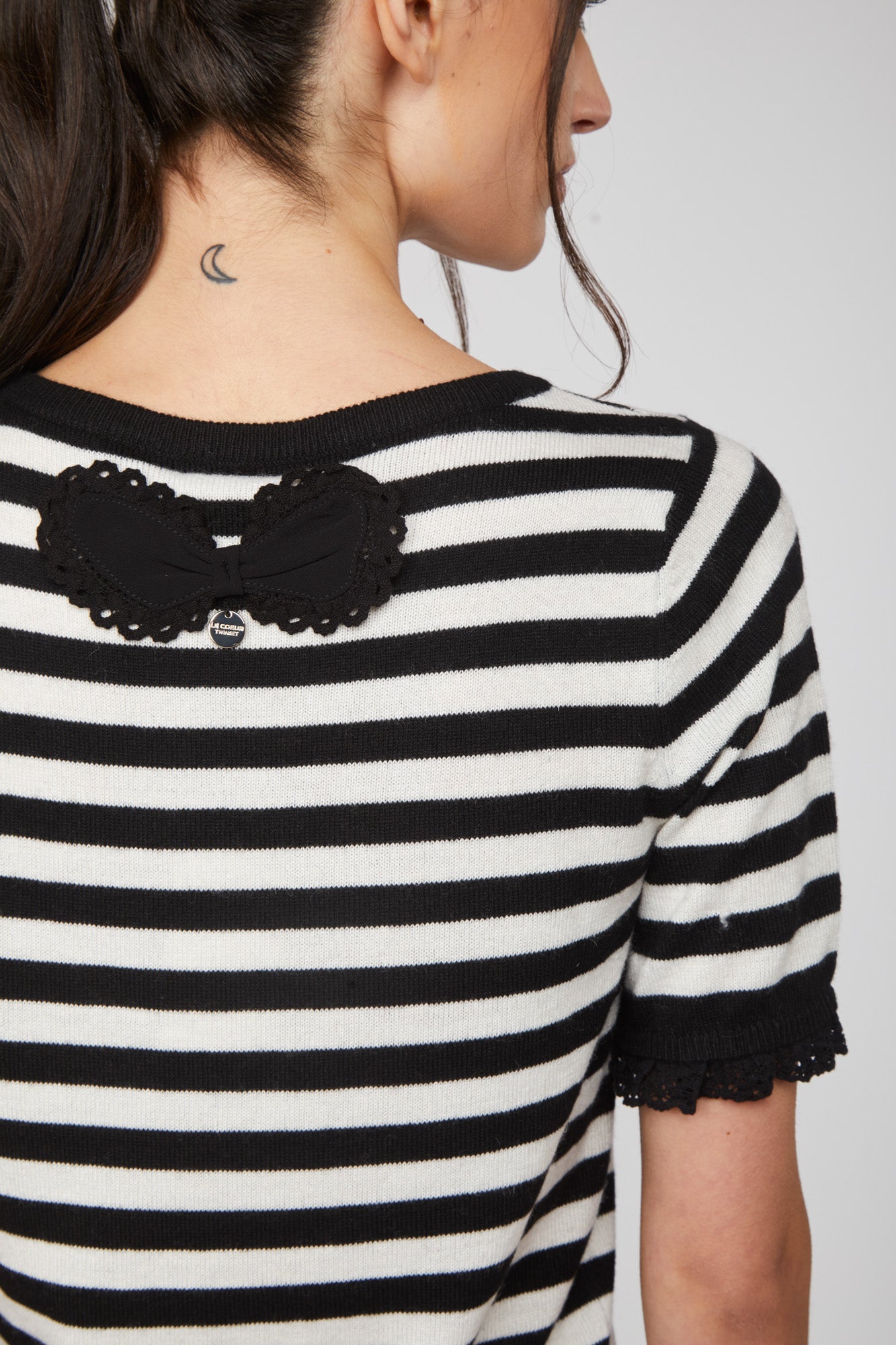 T shirt a sales righe bianche e nere